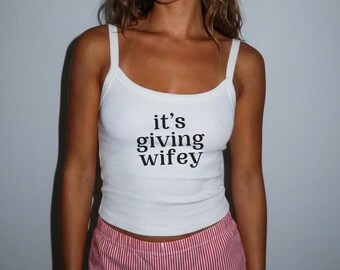 Its Giving Wifey Tanktop, Bride to Be Tanktop, Top voor pasgetrouwden, Cadeau op maat, Outfit voor de huwelijksreis, T-shirt voor de trouwdag, Wifey Vibes Spaghettibandjes