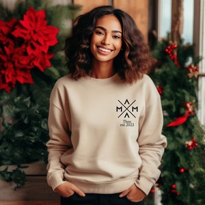 Personalized Mama Sweatshirt, Custom Mom Sweatshirt, Mothers Day Gift, Birthday Gift for Mom, New Mom Gift, Minimalist Cool Mom Sweater