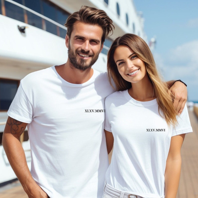 Benutzerdefinierte Paar-Shirt Personalisierte römische Ziffer Datum T-Shirt Personalisierte Valentinstag Tshirt Jubiläumsgeschenk, Verlobungen Bild 1