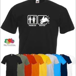 Può includere: Una maglietta nera con una grafica bianca di una coppia di figure stilizzate con un fumetto sopra la testa della donna e una moto con un fumetto sopra la testa del motociclista. Il testo "PROBLEM" è sotto la coppia e "SOLVED" è sotto la moto.