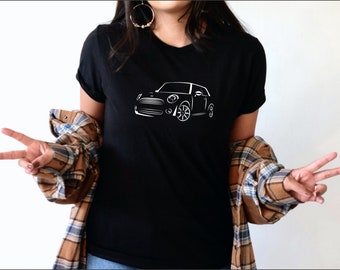 Könnte beinhalten: Ein schwarzes T-Shirt mit einer weißen Umrandung eines Mini Cooper Autos auf der Vorderseite.