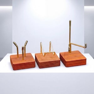 Expositor de minerales de cristal: base ajustable de metal y madera, soporte premium para muestras minerales.