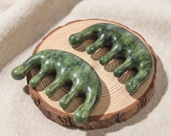 Peine de madera de jade y piedra Xiuyan verde natural y masajeador Gua Sha, herramienta portátil para masaje de cabeza y cuero cabelludo para relajación y terapia de meridianos.