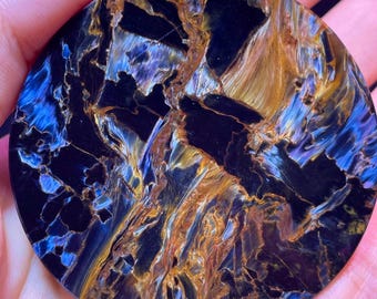 Cabochon di pietersite blu naturale, gemma rettangolare, ciondolo con venature cangianti.