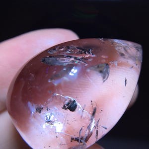 Natürlicher Enhyro Quarz tropfenförmiger Cabochon, sich schnell bewegende Wasserblase im Kristallcabochon, einzigartiger Kristall