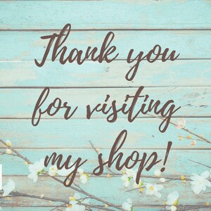 K&ouml;nnte beinhalten: T&uuml;rkisfarbener Holzgrund mit dem Text "Thank you for visiting my shop!" in brauner Schrift. Das Bild ist mit wei&szlig;en Blumen und Zweigen verziert, und ein kleines Logo befindet sich in der unteren linken Ecke.
