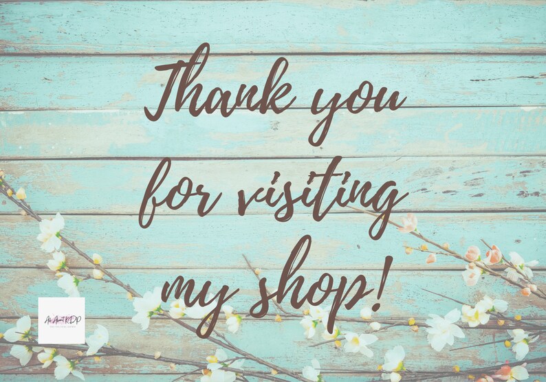 K&ouml;nnte beinhalten: T&uuml;rkisfarbener Holzgrund mit dem Text "Thank you for visiting my shop!" in brauner Schrift. Das Bild ist mit wei&szlig;en Blumen und Zweigen verziert, und ein kleines Logo befindet sich in der unteren linken Ecke.