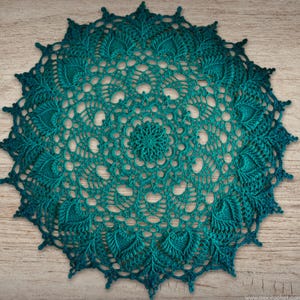 Forest Jade Mandala Crochet Wall Hanging: Gradient Boho Artwork, Handmade Botanical Fiber Decor