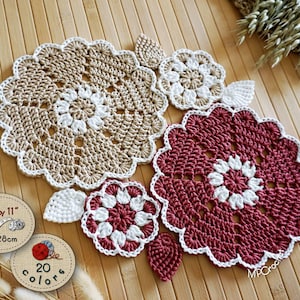 Può includere: Set di sottopiatti all'uncinetto in beige e bordeaux con dettagli bianchi. I sottopiatti misurano 16 pollici per 11 pollici o 40 cm per 28 cm. Il set include un fiore all'uncinetto più piccolo in bordeaux e bianco.