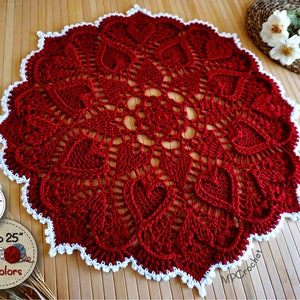 White edge doily with small hearts in relief texture, various colors, hand crocheted with shiny and vibrant egyptian cotton. Customizable in 15 different colors and 7 diameter sizes between 19 and 25 inches.