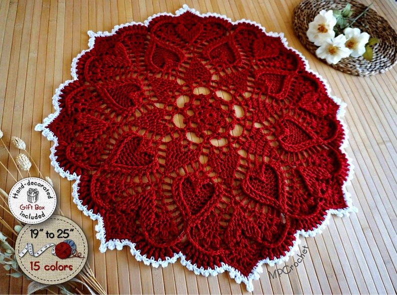 White edge doily with small hearts in relief texture, various colors, hand crocheted with shiny and vibrant egyptian cotton. Customizable in 15 different colors and 7 diameter sizes between 19 and 25 inches.