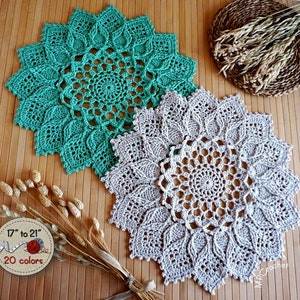 Round crochet doily of customizable color and size with beautiful openwork and reliefs. Sixteen leaves in bas-relief around the very fretworked center and the edge finished in 16 laborious triangular fretworked points.