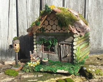 Drewniany domek dla wróżek ze światłami: Miniaturowa diorama domku ogrodowego
