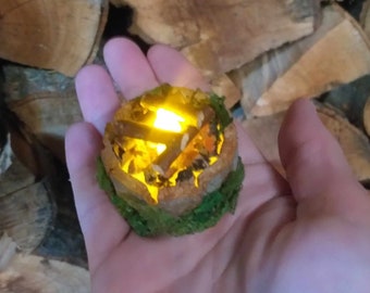 Miniatuur feeënkampvuur met verlichting: bosdioramabeeldje