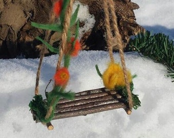 Balançoire féerique de jardin : figurine miniature faite main en bois et mousse