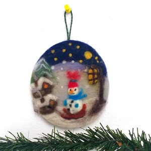 Christmas and Winter Wall Hanging Wreath Art Decor Needle felted Snowman Christmas Wall or Door Decor  for Yours Home or Gift for Friends