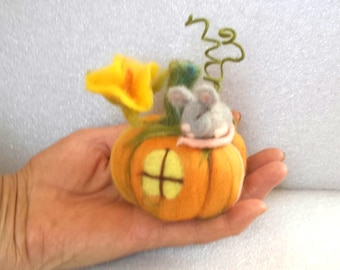 Needle Felted Pumpkins House and Sleeping Mouse Toy Wool Pumpkins Art Toy Fall Art Decor Halloween Decoration or Autumn Home Decoration