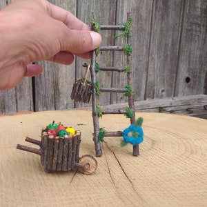 Zestaw drabiny i wiaderka do wózka na owoce Akcesoria do ogrodu wróżek Miniaturowe meble do ogrodu wróżek Figurka drewnianego wózka Drewniana drabina i wiaderko
