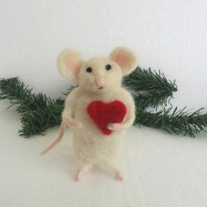Nadelgefilzte Maus mit Herz Miniatur-Maus Figur Wolle Maus Puppenhaus Miniatur Geschenk für Geburtstag oder Geschenk für Liebhaber Valentinstag