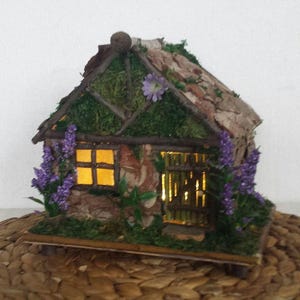 Casetta delle fate in legno color lavanda: cottage da giardino in miniatura con luci fatate