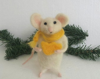 Souris feutrée à l'aiguille avec du fromage : figurine miniature de maison de poupée en laine