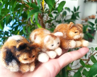 Gato de fieltro con aguja, pequeño gatito pelirrojo durmiendo, casa de muñecas, gato con cama, animales de casa de muñecas, figura de gato pelirrojo de fieltro, regalo para amantes de los animales