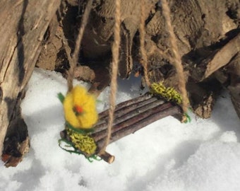 Balançoire féerique miniature pour jardin : figurine faite main en bois et mousse