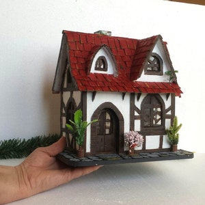 Figura de casa medieval con entramado de madera, casa medieval de madera y ladrillo en miniatura con luces, casa de campo hecha a mano de cartón, regalo para el hogar