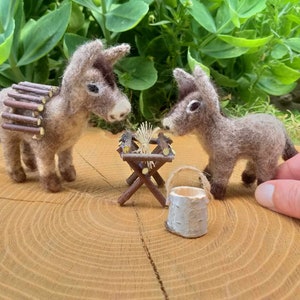 Feutre à l&#39;aiguille deux ânes feutre laine d&#39;âne feutre animal de la ferme maison de poupée animal âne en feutre Figurine amoureux des animaux cadeau Figurine pour animaux de compagnie