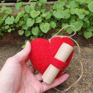 Corazón de fieltro con aguja para regalo de San Valentín con letra, arte de lana, corazón con mensaje, arte de lana, regalo para cumpleaños o San Valentín, envuelto para regalo.