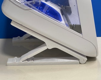 Soporte ajustable para comedero automático SureFeed® Microchip. Soporte ergonómico hecho a medida para comederos SureFeed® de generaciones anteriores.