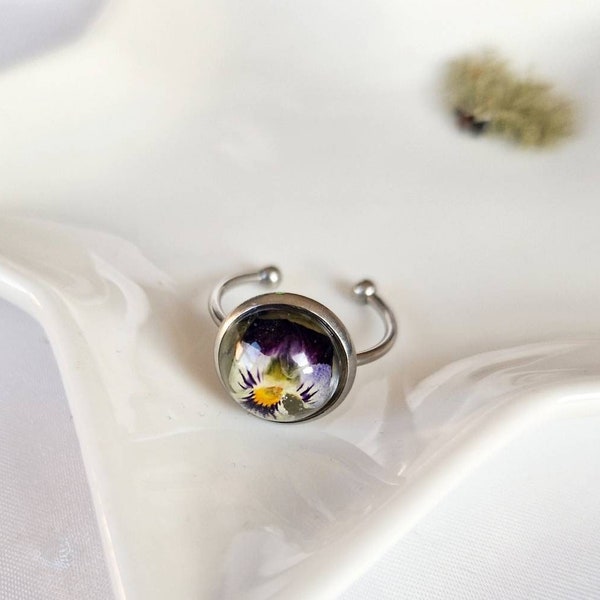 Bague minimaliste réglable en acier inoxydable Resine et vraies fleurs séchées de Pensée violette Idée cadeau fait main