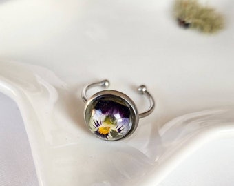 Bague minimaliste réglable en acier inoxydable Resine et vraies fleurs séchées de Pensée violette Idée cadeau fait main