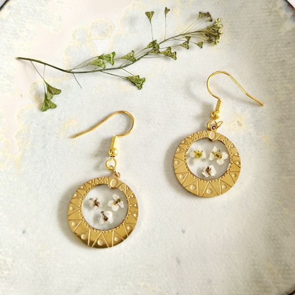 Boucles d'oreilles dorées en métal avec décoration style aztèque résine et vraies fleurs séchées blanches