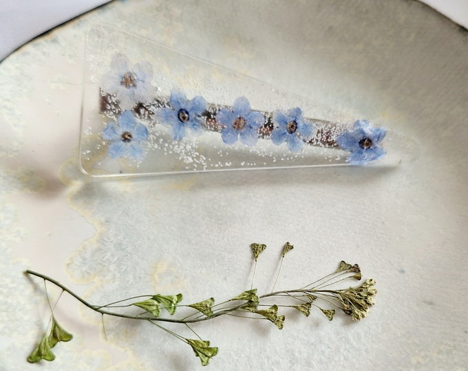 Barrette or hair clip in the shape of a triangle in resin and blue dried flowers Model Unique Handmade Gift idea