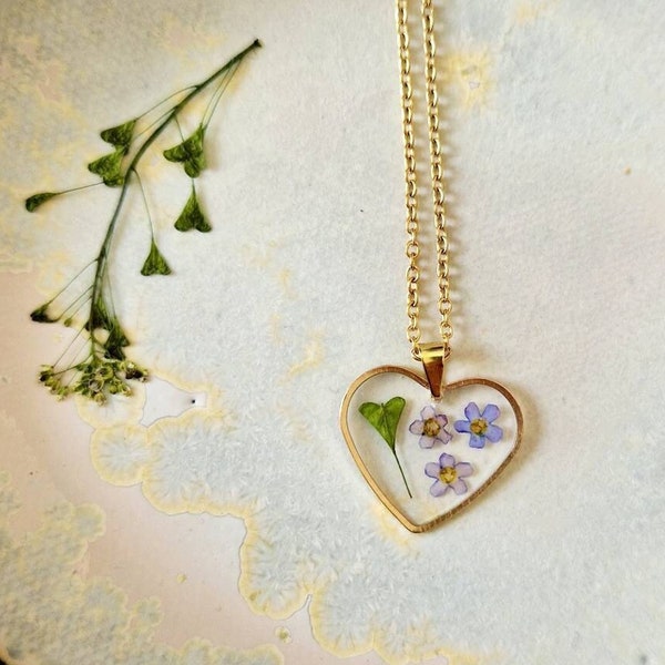Goldene Halskette mit Anhänger in Form eines Herzens aus Harz und echten getrockneten Vergissmeinnicht-Blumen Geschenkidee für Frauen Edelstahl
