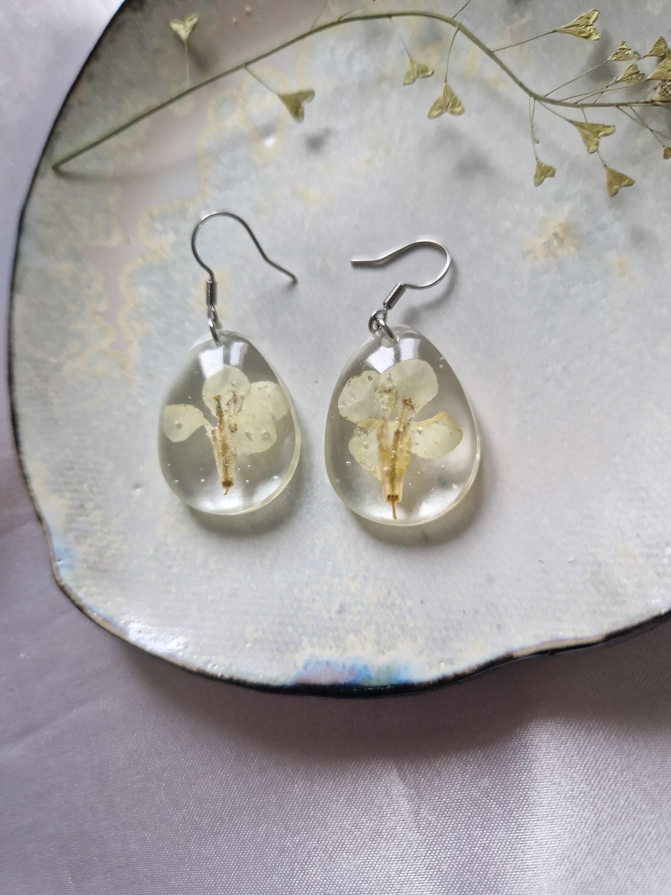 Boucles D'Oreilles En Résine Avec Fleurs Séchées - Violet, Pendantes, Neuf Sans Emballage