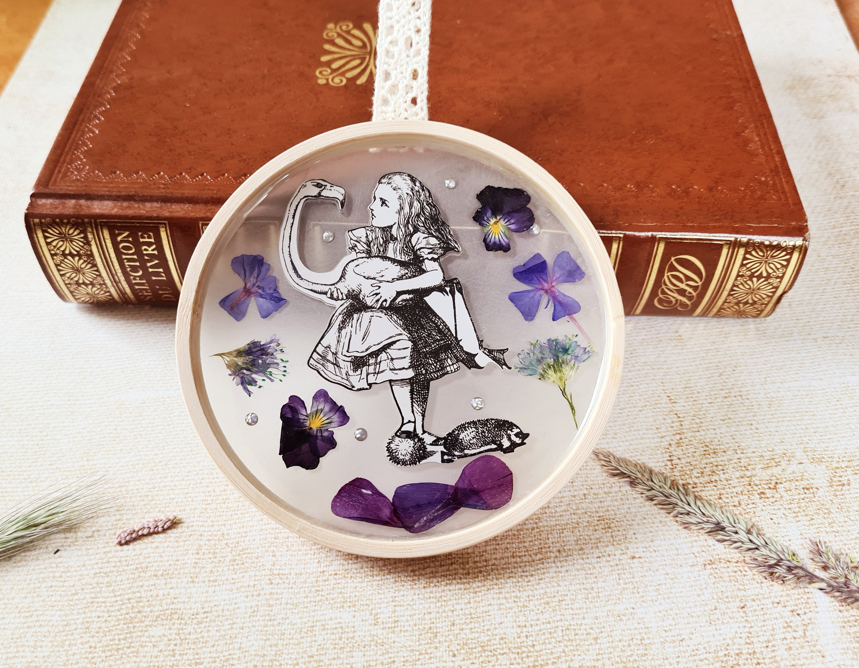 Décoration Suspension Cadre en Bois Résine et Fleurs Séchées Alice Aux Pays Des Merveilles Modèle Un