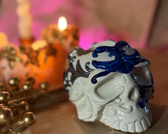 Decoración de calaveras - Academia oscura - Escultura gótica de calavera - Candelabro con adorno azul y plateado