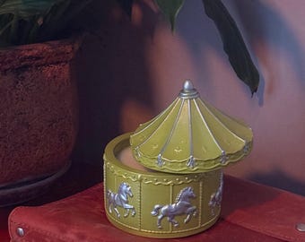 Tarro de vela con forma de carrusel pintado a mano – Aroma a ruibarbo, decoración para guardar recuerdos