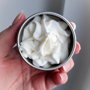 Puede incluir: Una peque&ntilde;a lata de metal llena de una sustancia blanca similar a la crema batida.