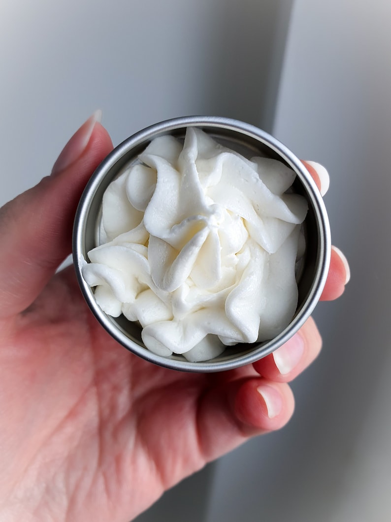 Puede incluir: Una peque&ntilde;a lata de metal llena de una sustancia blanca similar a la crema batida.