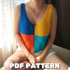 Op de afbeelding: Een gehaakt tanktop met een vierkant patroon in blauw, geel, oranje en turquoise. Het topje heeft een V-hals en is mouwloos. De tekst "PDF PATTERN" staat onderaan de afbeelding.