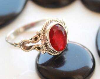 Anel vintage de vidro com rubi vermelho | Anel de prata de lei com rubi | Anel com gema de vidro | Anel artesanal em prata 925 | Anel com pedra semipreciosa lapidada