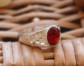 Anel de vidro vermelho rubi, anel vintage com pedra vermelha, anel boho statement, anel com gema oval, joia artesanal, anel minimalista da moda