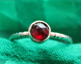 Anel vintage de vidro com rubi vermelho | Anel de prata de lei com rubi | Anel com gema de vidro | Anel artesanal em prata 925 | Anel com pedra semipreciosa lapidada