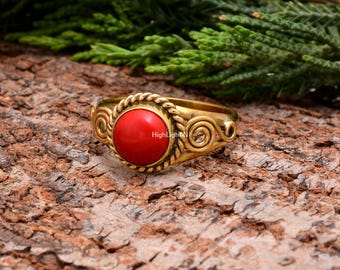 Anel de Coral Vermelho | Anel em Prata de Lei 925 | Anel com Gema de Coral | Anel Delicado | Anel Boho e Hippie | Anel em Prata 925 com Acabamento Dourado