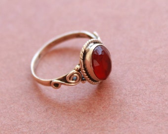 Anel vintage de vidro com rubi vermelho | Anel de prata de lei com rubi | Anel com gema de vidro | Anel artesanal em prata 925 | Anel com pedra semipreciosa lapidada