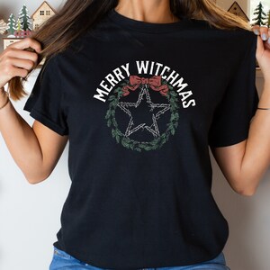 Wesołych Witchmas Unisex Heavy Cotton Tee, Czarna koszulka z okazji świąt czarownic, Wiccan Christmas, Czarna koszulka z grafiką świąteczną