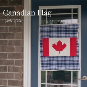 Pode incluir: Um bloco de colcha quadrado com um design central da bandeira canadense, apresentando uma folha de bordo vermelha sobre um fundo branco, ladeada por barras verticais vermelhas. A bandeira é contornada por um padrão de tecido xadrez azul e branco. O texto diz BY RILEY'S QUILT CO. 2026 Canadian Flag quilt block.